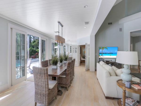 Luxurious Retreat with a Pool in Olde Naples, Steps from the Beach